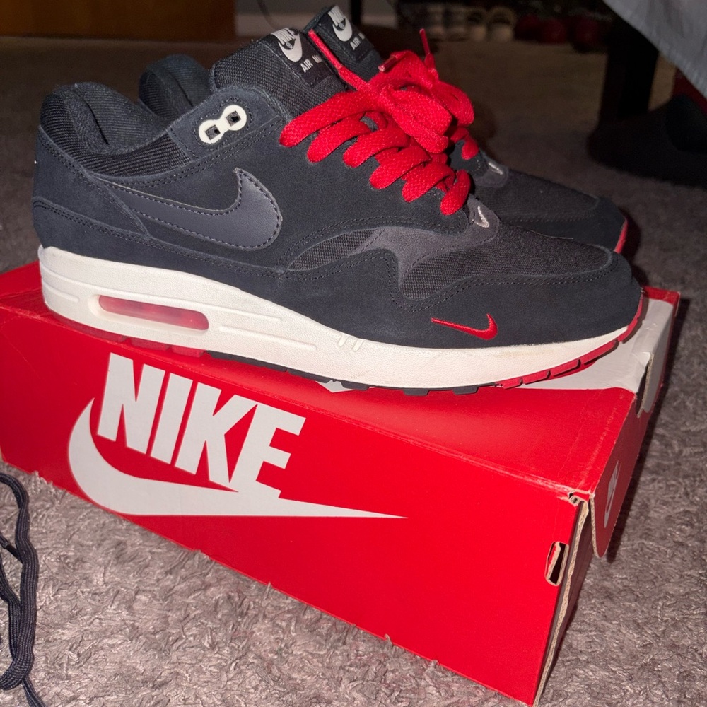 Nike Air Max Black with Red Highlights - Picture 4 of 7